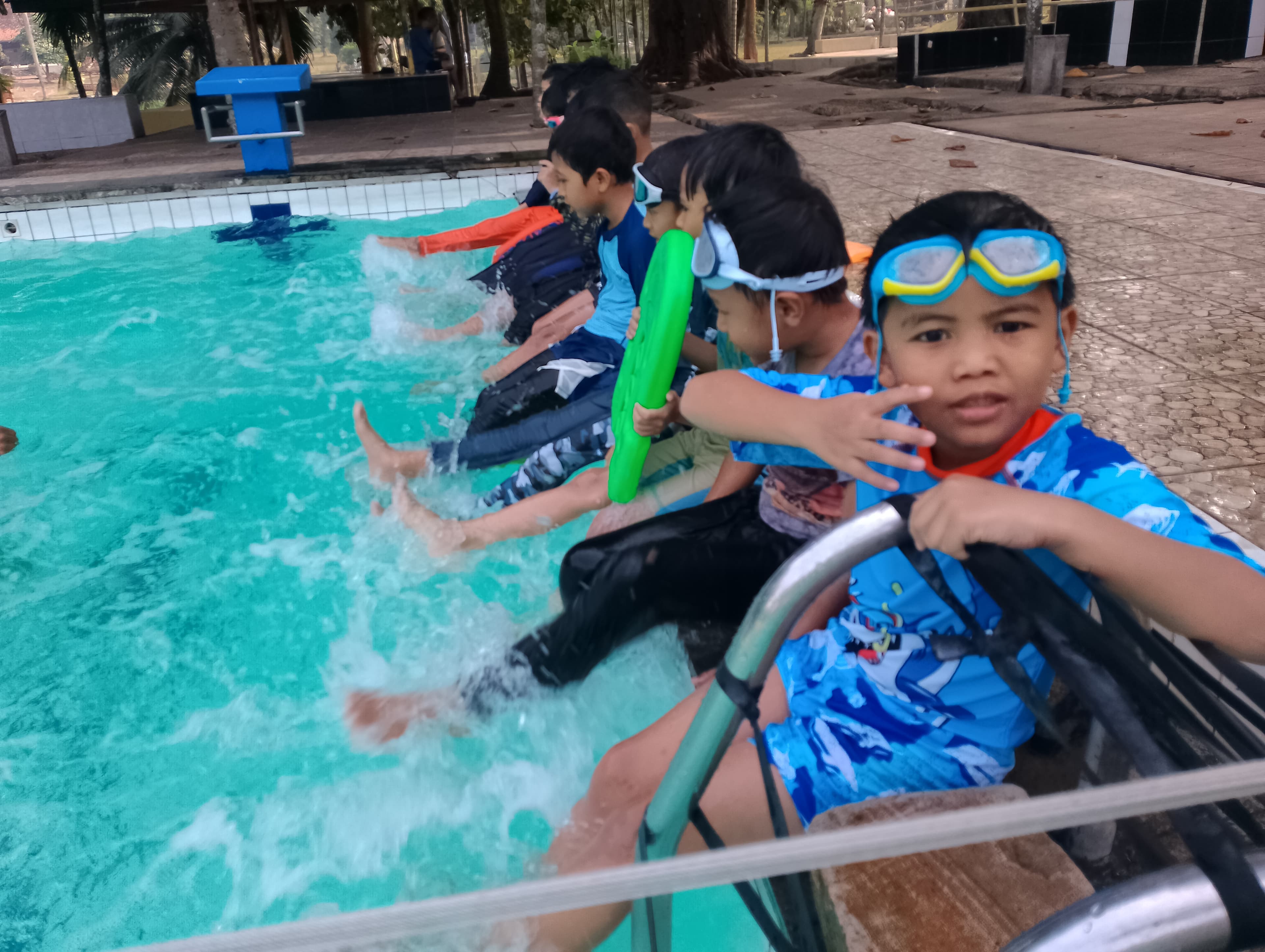 Kegiatan ekstrakurikuler berenang santri An-Najm Islamic School