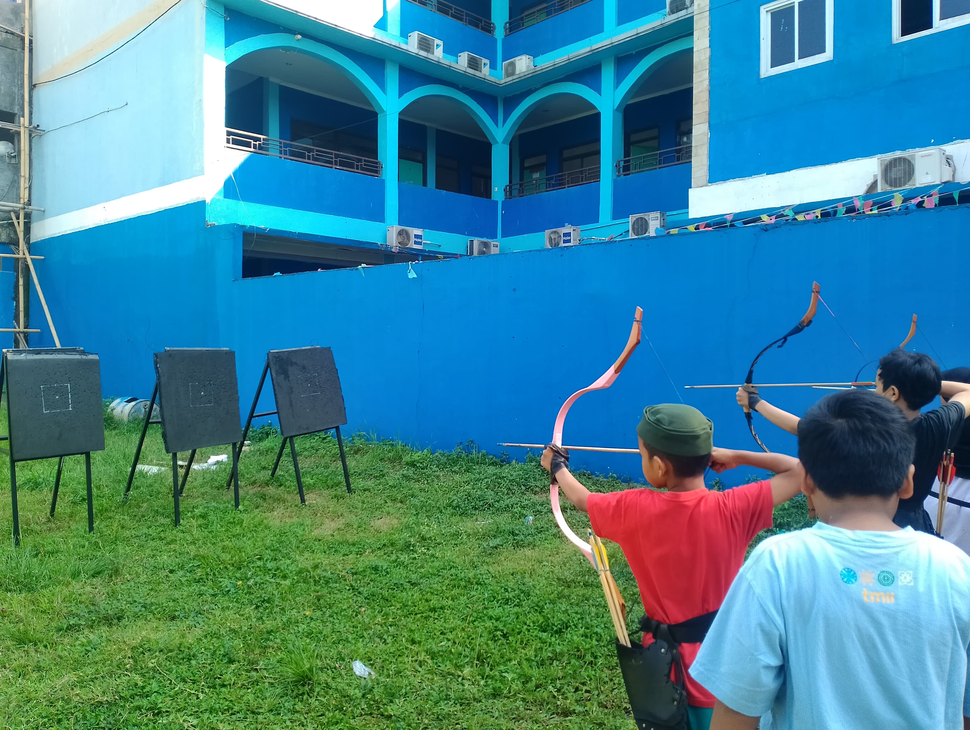 Latihan panahan santri An-Najm Islamic School