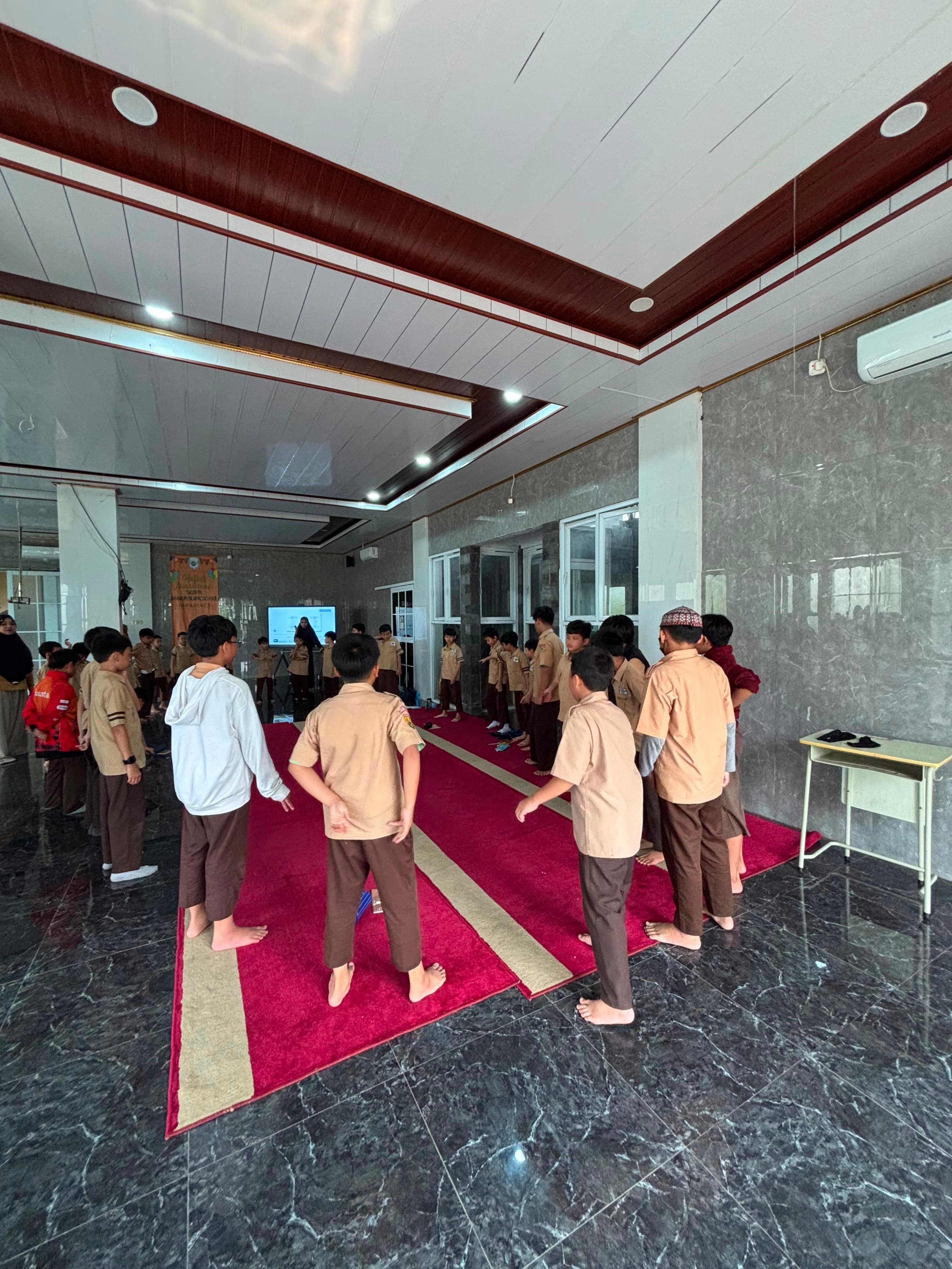 Kegiatan pramuka santri An-Najm Islamic School